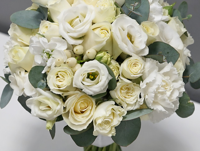Buchet de mireasă cu trandafir alb, eustoma, dianthus alb, mathiola, hypericum și eucalipt foto